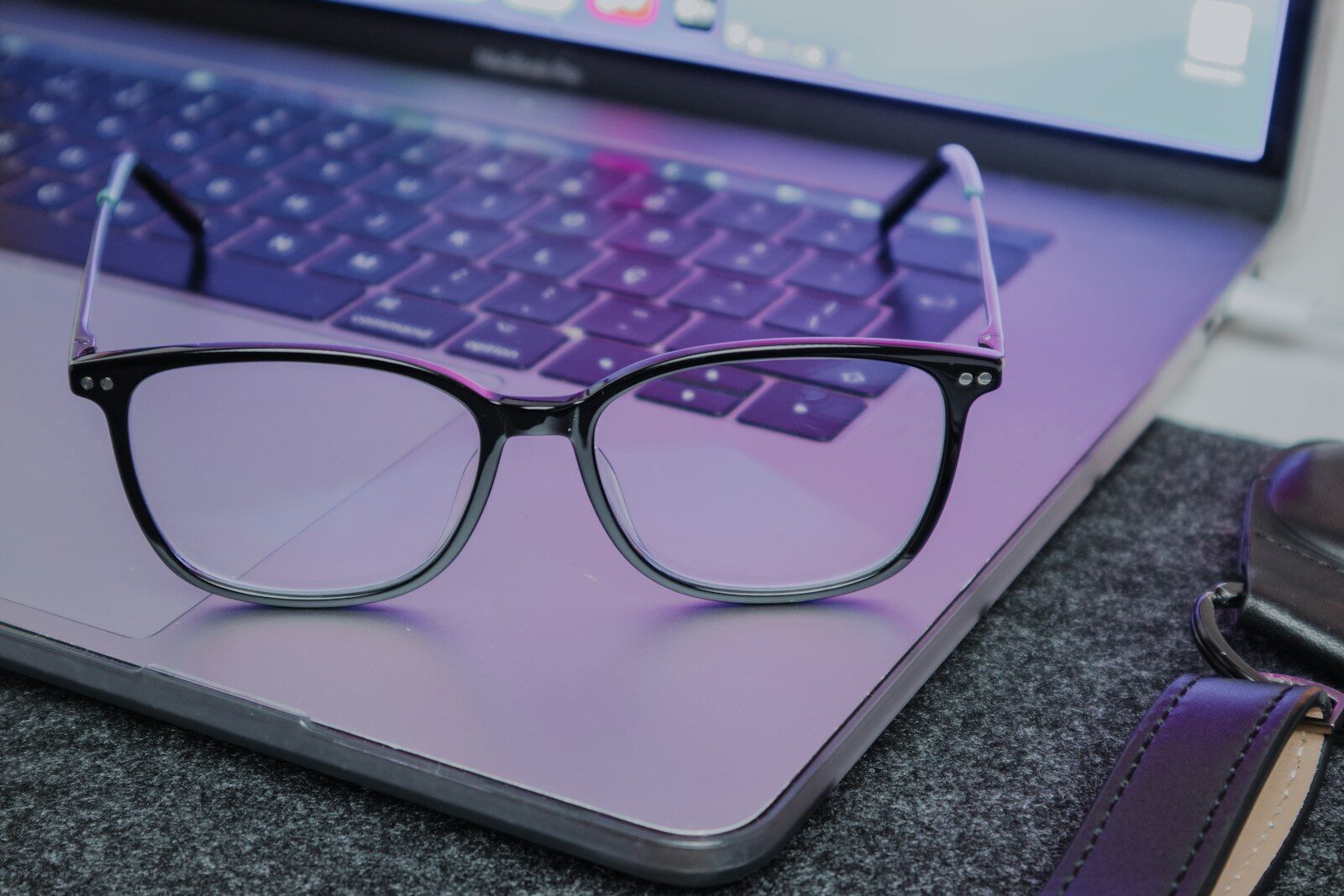 blue light blocking glasses